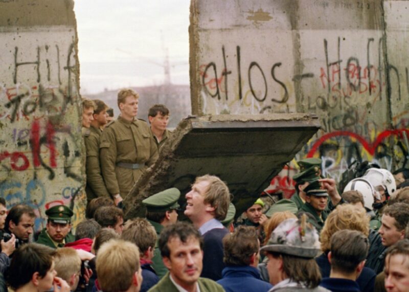 1989, Berlin Wall falls